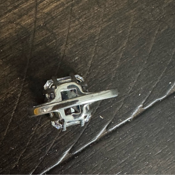 Exquisite Radiant Cut CZ Ring - Picture 5 of 8